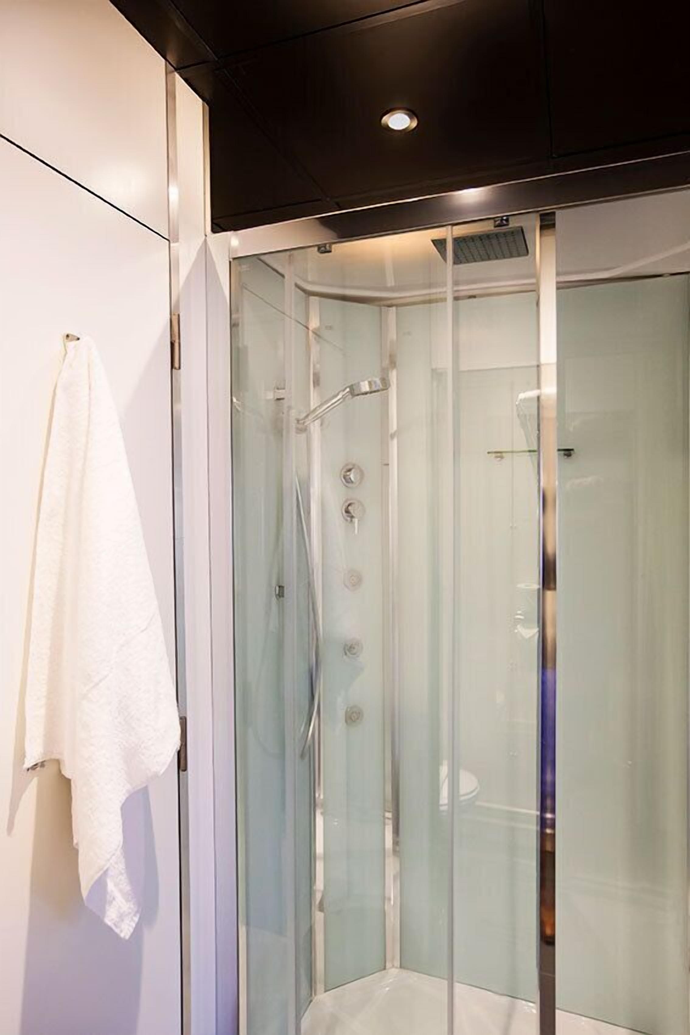 Appartement, 1 tweepersoonsbed, uitzicht op kanaal | Badkamer met douche