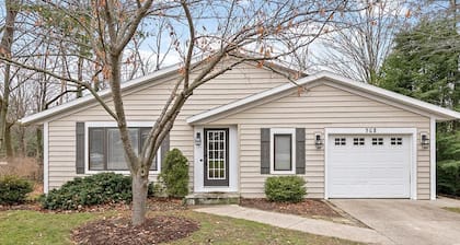 Main Stay Cottage - Four Bedroom House, Sleeps 9