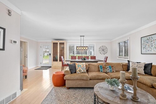 Pet friendly, game room hot tub walk to Saugatuck!
