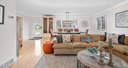 Pet friendly, game room hot tub walk to Saugatuck!