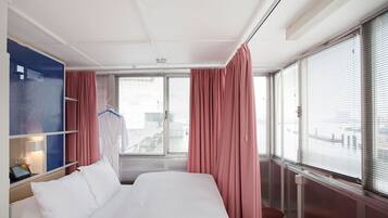 Căn hộ, 1 giường đôi, quang cảnh sông | 1 phòng ngủ, két bảo mật tại phòng, trang trí khác biệt