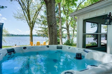 Terrasse/Patio. Neu renoviertes, privates, gemütliches Ferienhaus am Fluss, ganzjährig geöffnet, max. 4 Erwachsene