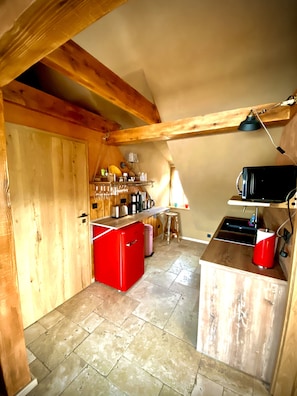 Refrigerador, microondas, parrilla de estufa y cafetera y tetera