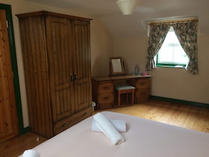 2 bedrooms, free WiFi, bed sheets - Picturesque Holiday Let in the luxurious Mourne Mountains (Newcastle)