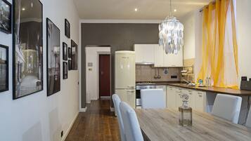 Apartemen, 2 kamar tidur | Dapur pribadi | Lemari es besar, oven, kompor, dan mesin pencuci piring