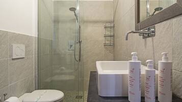 Apartamento, 2 habitaciones | Baño | Ducha y cabezal de ducha tipo lluvia