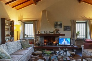 Villa, 6 Bedrooms | Living room | Flat-screen TV, fireplace