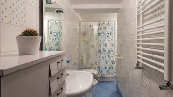 Apartamento, 2 quartos | Banheiro | Chuveiro, chuveiro com efeito de chuva, produtos de toalete grátis