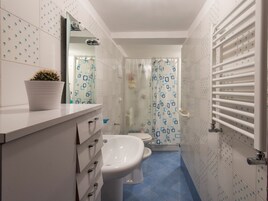 Apartamento, 2 habitaciones | Baño | Ducha y cabezal de ducha tipo lluvia