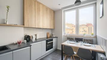 Apartamento luxo, 2 quartos, vista para a cidade | Cozinha privada | Geladeira, cooktop, lava-louças, cafeteira/chaleira