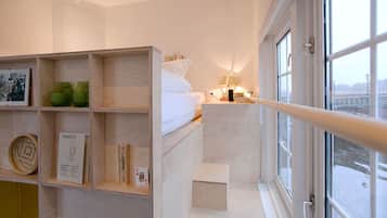 Apartment, 1 Doppelbett, Flussblick | 1 Schlafzimmer, Zimmersafe, individuell dekoriert