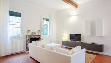 Departamento, 3 habitaciones | Sala de estar | Televisión de pantalla plana
