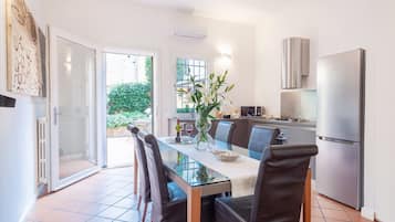 Apartment, 3 Bedrooms | In-room dining