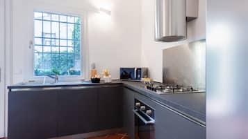 Apartment, 3 Bedrooms | Private kitchen | Full-size fridge, microwave, oven, stovetop