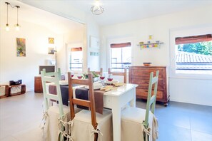 Apartamento, 2 habitaciones | Servicio de comidas en la habitación