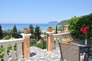 Outdoor dining - Apt No 4 - 1 Bedroom Ground Floor Apartment in Dinas Paradise Corfu Apartments (Corfu)