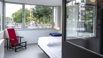 Appartement, 1 tweepersoonsbed, uitzicht op kanaal | 1 slaapkamer, een kluis op de kamer, individueel gedecoreerd