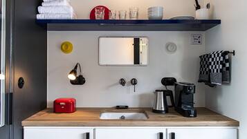 Apartment, 1 Double Bed, Canal View | Coffee and/or coffee maker