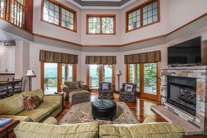 独立别墅, 多张床, 热水浴缸 | 客厅 | 壁炉