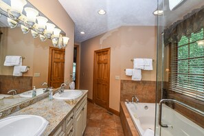 House, Multiple Beds, Hot Tub | Bathroom | Towels