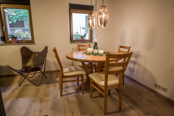 Comfort-Haus | Essbereich im Zimmer