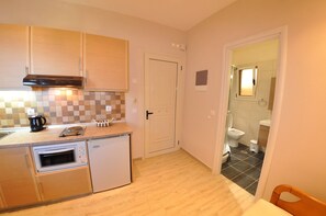 Fridge, oven, coffee/tea maker, toaster