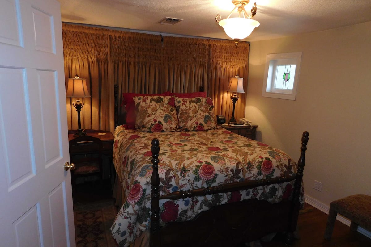 Tennessee Williams Cottage | 1 bedroom, individually decorated, individually furnished, desk