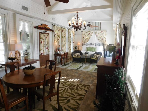 Garden Room | 1 bedroom, individually decorated, individually furnished, desk