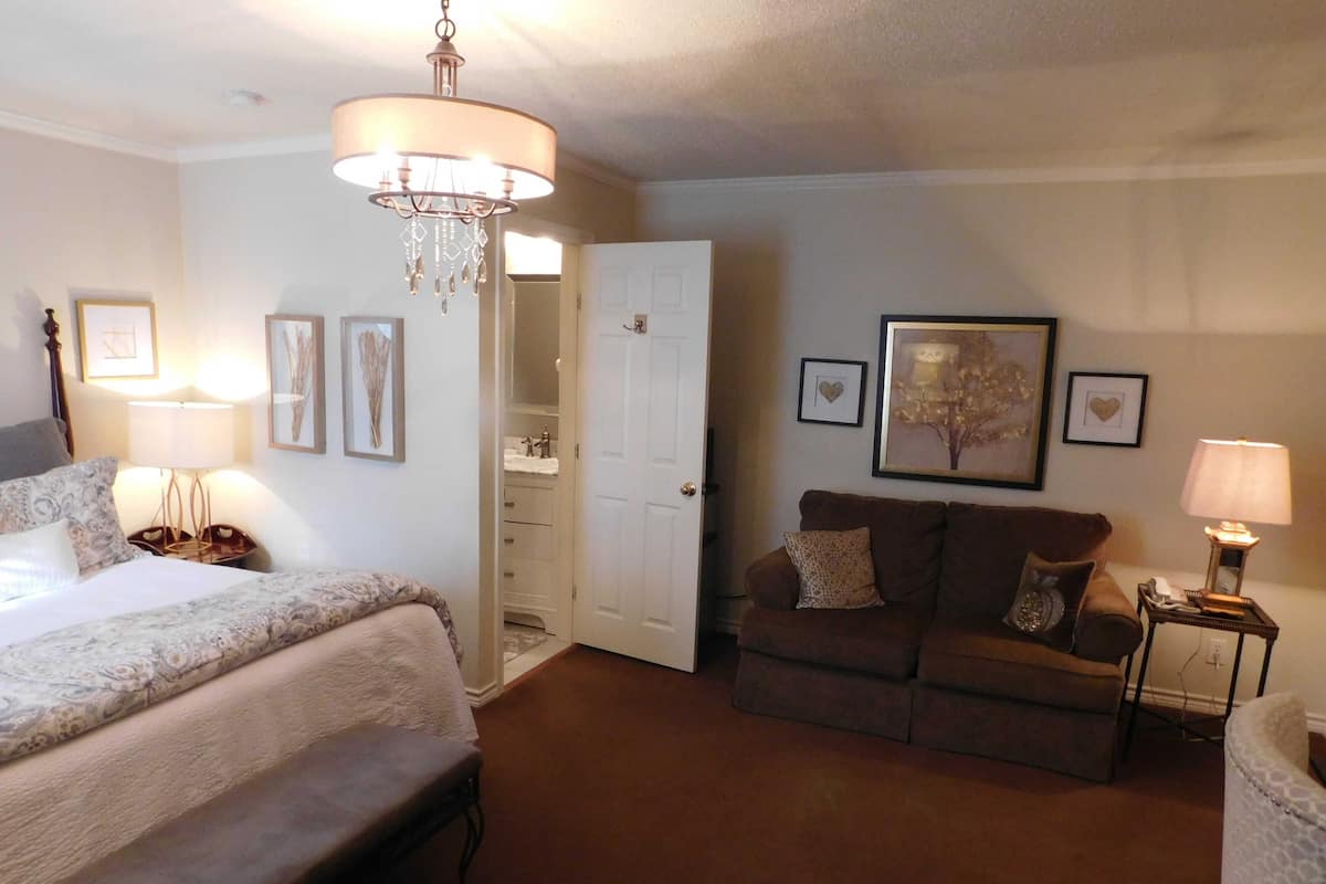 Executive King #31 | 1 bedroom, individually decorated, individually furnished, desk