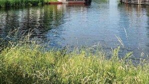 En kanal med huse langs den ene side og en bro i det fjerne.