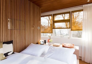 Appartement, 1 tweepersoonsbed, uitzicht op het water | 1 slaapkamer, een kluis op de kamer, individueel gedecoreerd