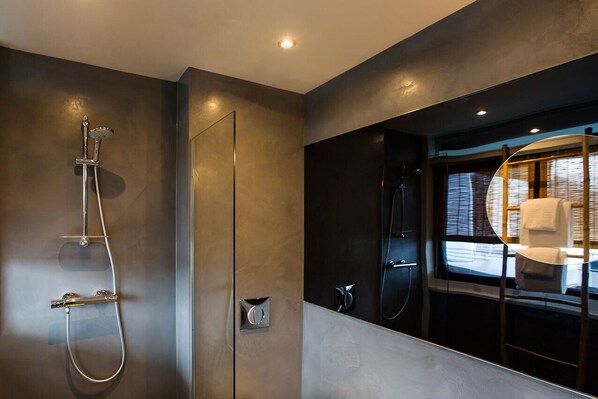 Appartement, 1 tweepersoonsbed, uitzicht op kanaal | Badkamer met douche
