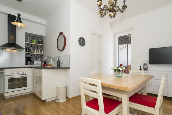 Apartment, Terrace | Living area | 47-inch flat-screen TV with cable channels, TV - Apartment Dinka with terrace (Split)