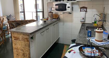 Apto bien decorado y completo a 50 metros de la playa + servicio de playa