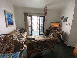 TV, DVD player, table football, ping pong - Apt well decorated and complete 50 meters from the beach + beach service (Vila Clais)