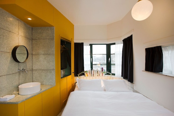 Apartment, 1 Doppelbett, Kanalblick | 1 Schlafzimmer, Zimmersafe, individuell dekoriert
