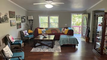 Smart TV, chimenea, futbolito y libros