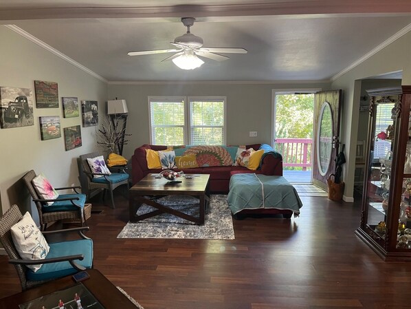 スマートテレビ、暖炉、テーブルサッカー台、書庫