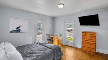 4 bedrooms, desk, iron/ironing board, WiFi