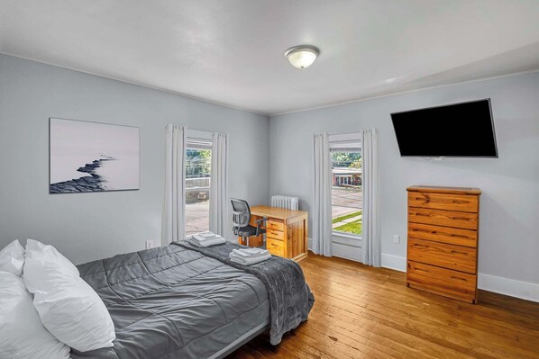 4 habitaciones, escritorio y tabla de planchar con plancha 