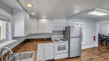 Een koelkast, een magnetron, een oven, een kookplaat