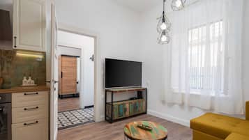 Huoneisto (Apartment) | Olohuone | 58–tuumainen LED-televisio, jossa kaapelikanavat