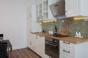 Apartament (Apartment) | Cuina privada | Frigorífic gran, bullidora elèctrica, espècies i productes de neteja 