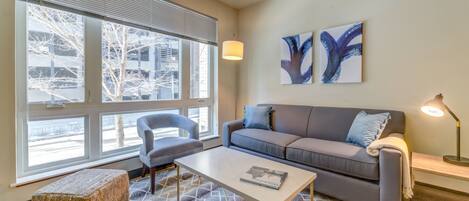 Departamento Confort, 1 cama King size y sofá cama (Self Check-in with Virtual Front Desk) | Sala de estar | Smart TV de 49 pulgadas con canales digitales y televisión