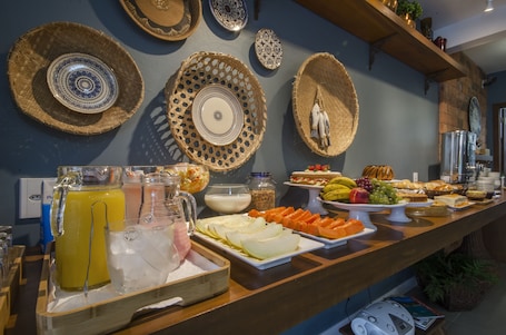 Desayuno buffet incluido todos los días . Pousada Poente do Sol