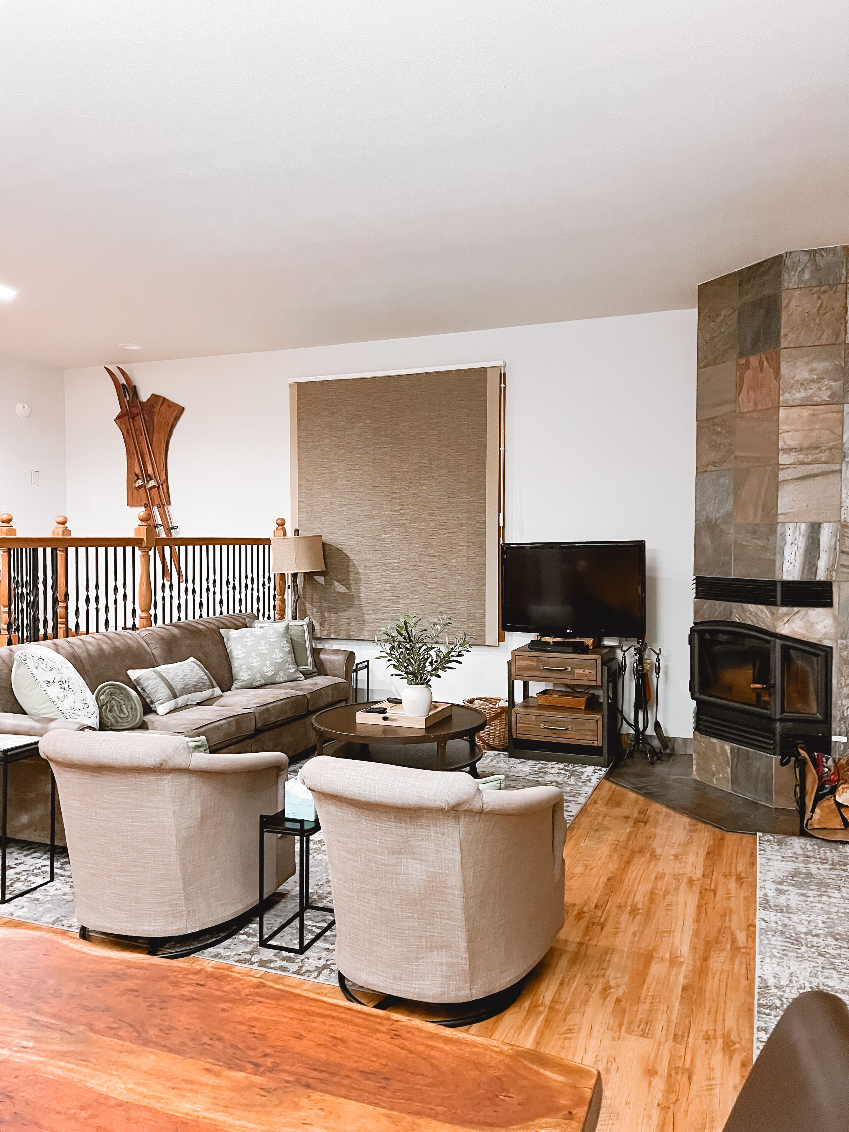 Smart TV, fireplace, DVD player, books