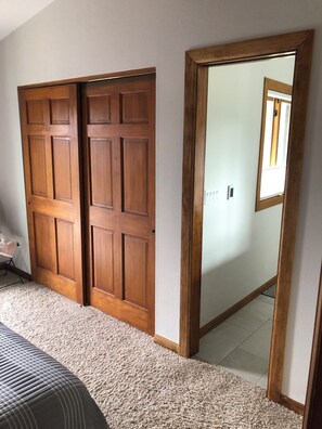 4 makuuhuonetta, silitysrauta/-lauta, ilmainen Wi-Fi, vuodevaatteet