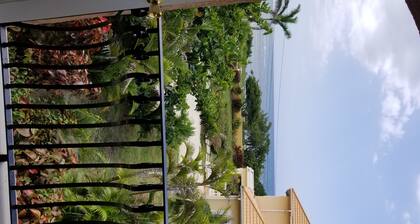 DIESE STADTHAUS-VILLA LIEGT 15 MINUTEN VOM HÜFTENSTREIFEN IN MONTEGO BAY.