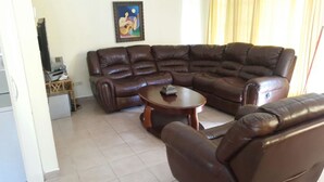 32-inch plasma TV with cable channels, TV - Paradise Villa in Palma Real (Jutiapa)