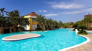 6 outdoor pools